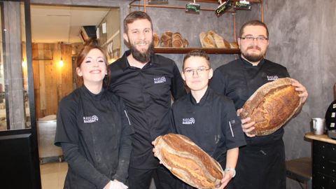 De gauche à droite, Anthony Coëplet, Pierre-Yves, ouvrier-boulanger, Louane apprentie, Loriane, vendeuse.